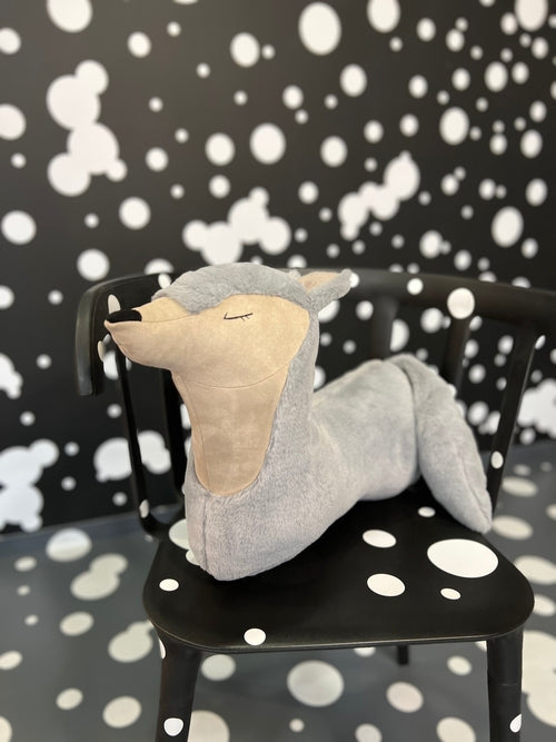 Almofada-brinquedo macia em forma de lobo, feita à mão