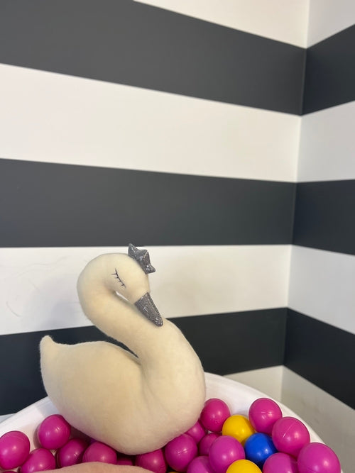 Brinquedo macio em forma de cisne, feito à mão