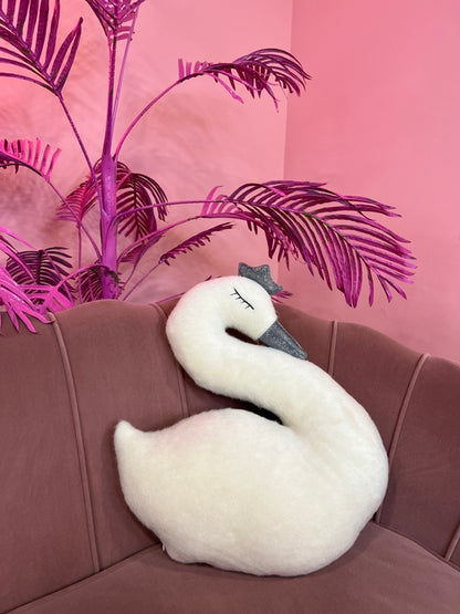 Brinquedo macio em forma de cisne, feito à mão