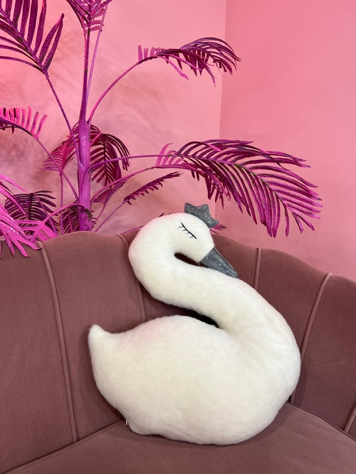 Brinquedo macio em forma de cisne, feito à mão