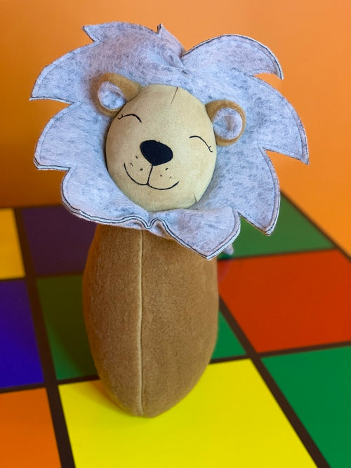 Brinquedo-almofada macio em forma de leão, feito à mão