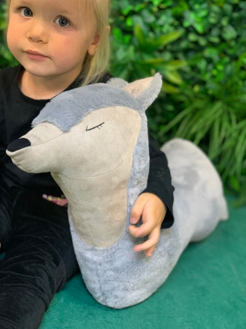 Almofada-brinquedo macia em forma de lobo, feita à mão