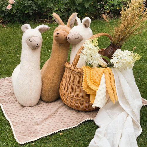 Brinquedo-almofada macio em forma de alpaca, feito à mão